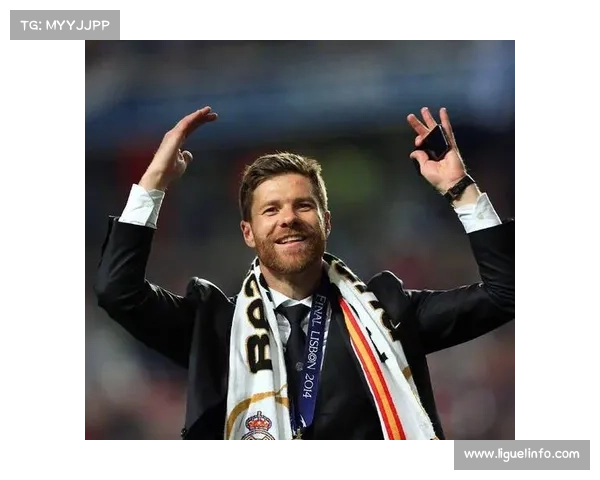 伯纳乌球迷高举声援阿隆索标语，更衣室矛盾暂缓